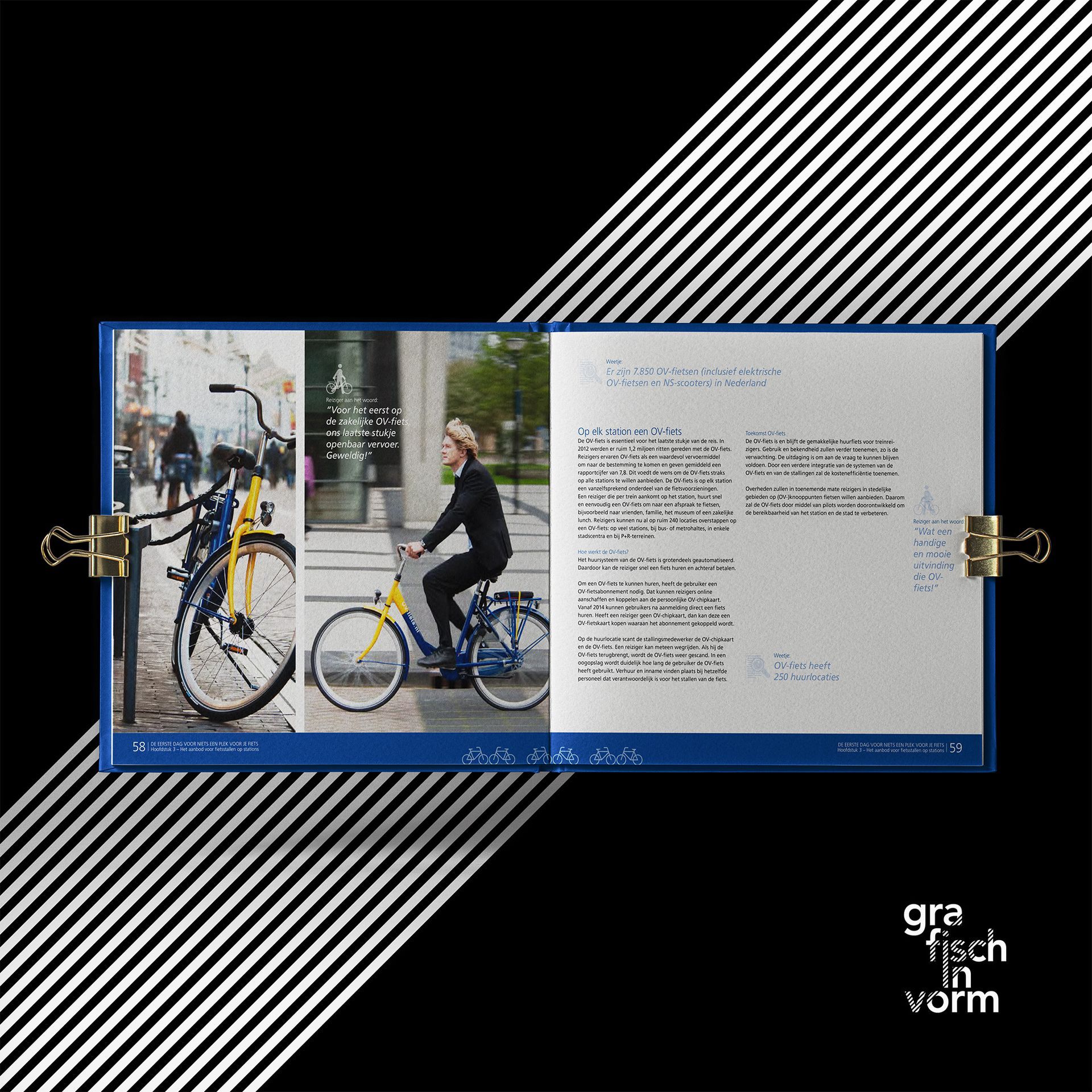Blauw boek met foto's van fietsen, vastgehouden door clips, op een zwart-wit gestreepte achtergrond.