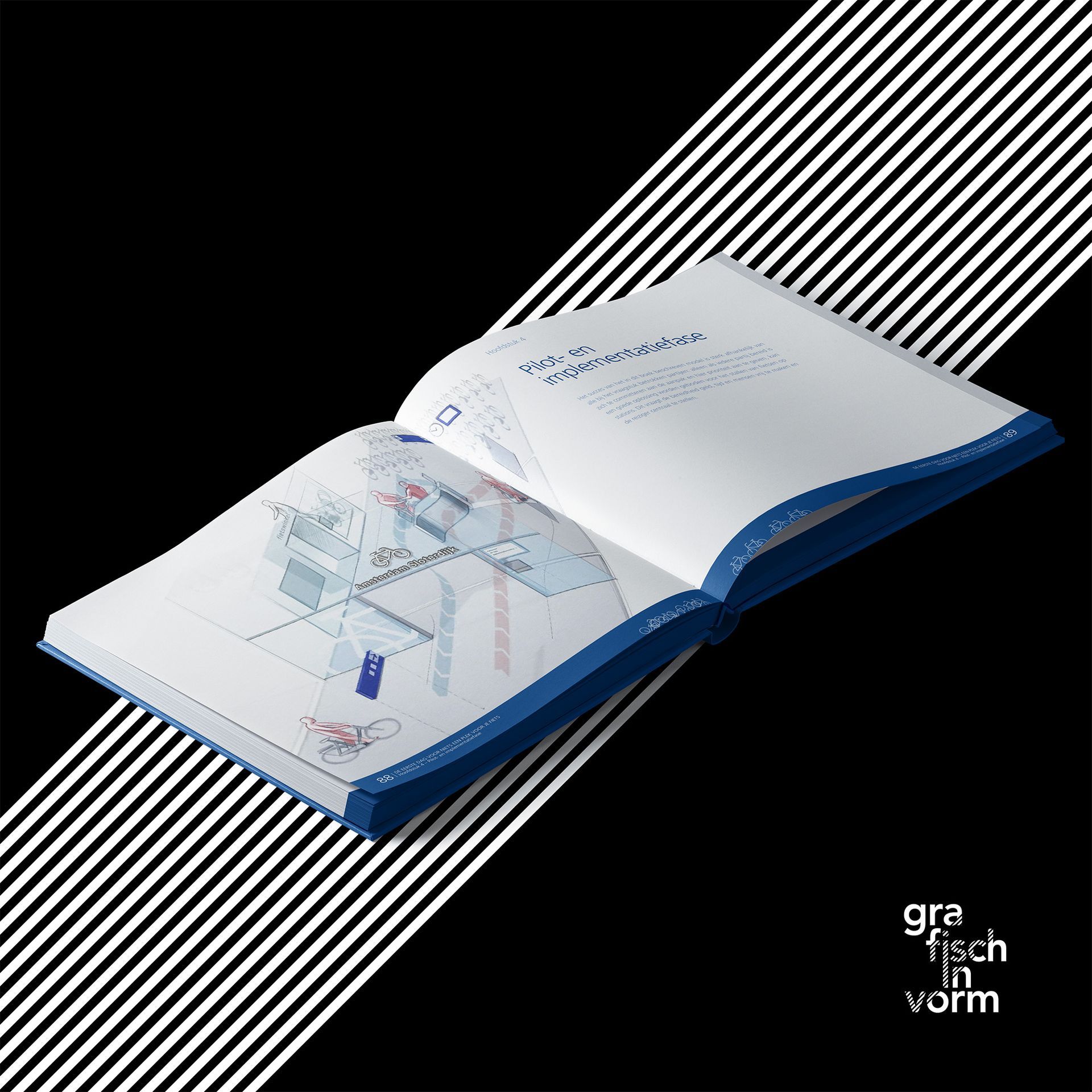 Open boek met blauwe kaft, schuin aflopend tegen een zwart-wit gestreepte achtergrond; binnenin zijn architectonische diagrammen zichtbaar.