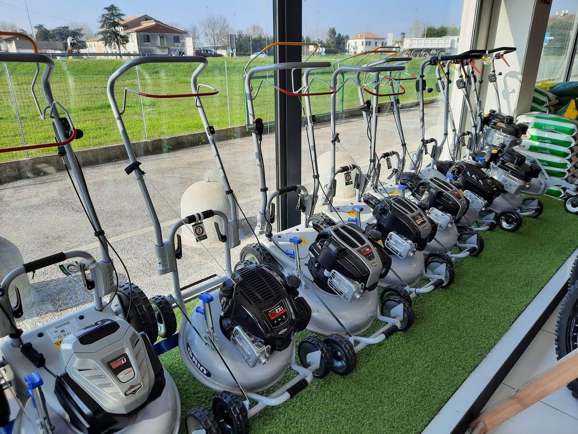 robot tagliaerba in funzione