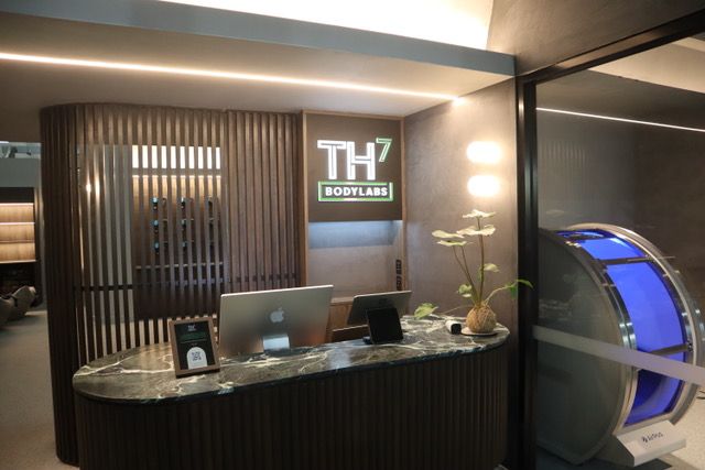 A reception desk with a sign that says th7 on it