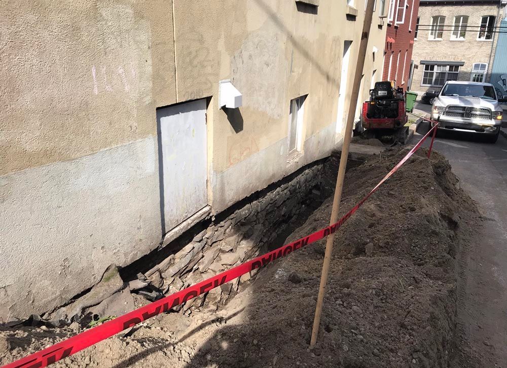 Un bâtiment avec un trou sur le côté est en cours de rénovation.
