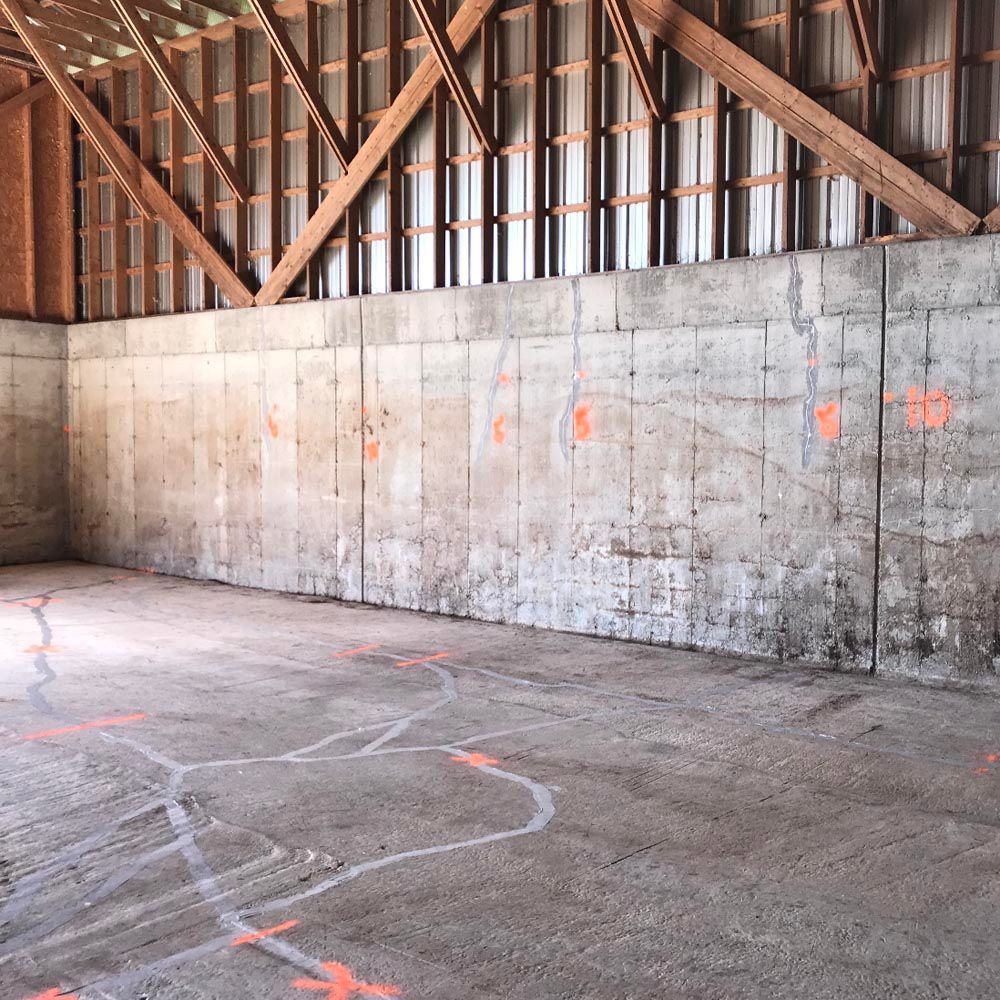 Une pièce vide avec un mur en béton et un plafond en bois