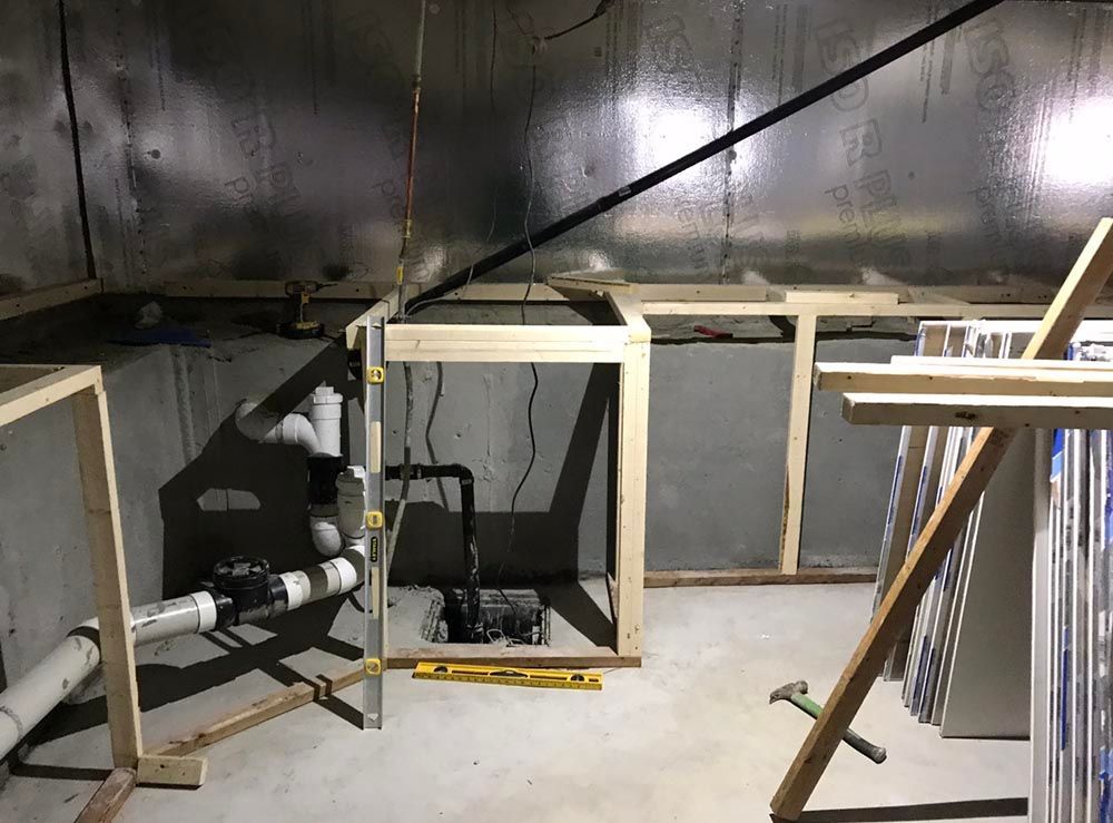 Une pièce avec beaucoup de cadres en bois et de tuyaux à l'intérieur.