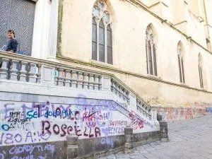 Parete con graffiti