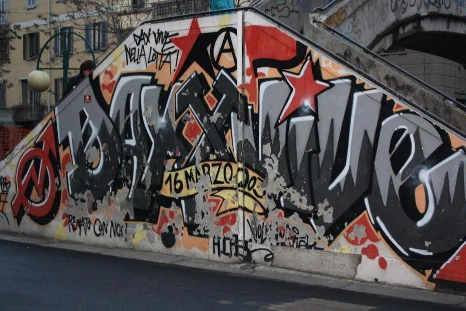 Parete con graffiti