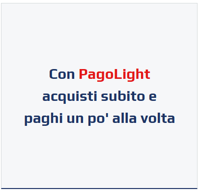 Gruppo di operai in uniforme nera in piedi in un'officina industriale con macchinari e impalcature.