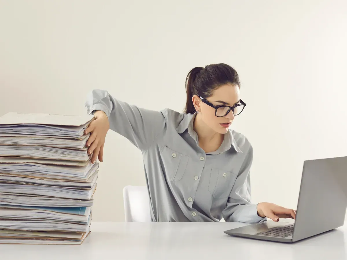 Agent having trouble dealing with bookkeeping for her insurance agency