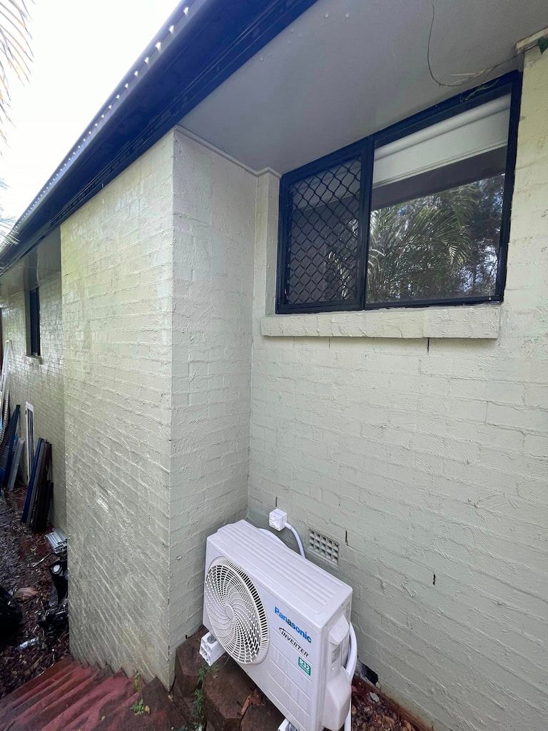 A wall that was pressure cleaned on the gold coast