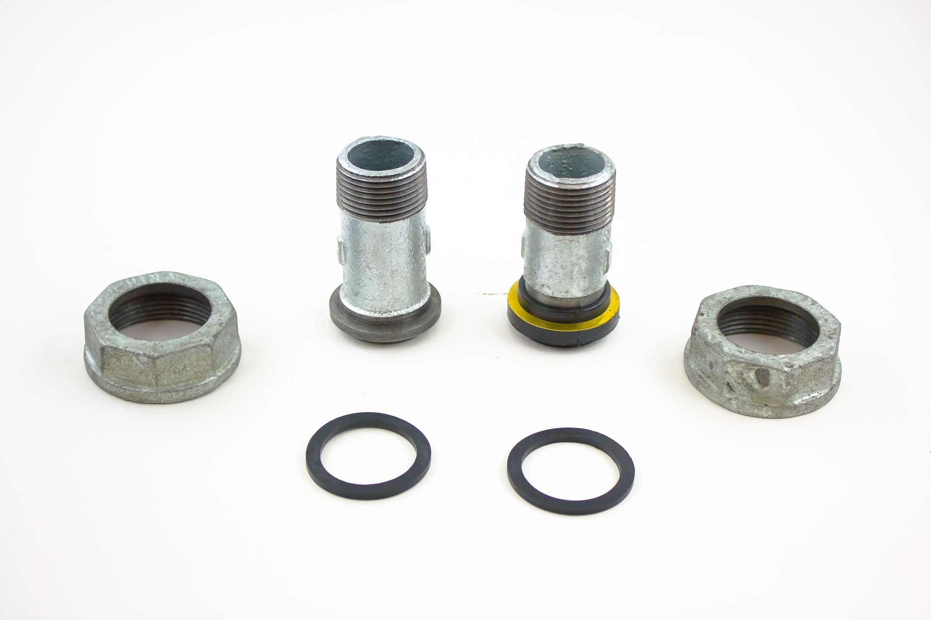 Gas meter connection sets with insulated gaskets
