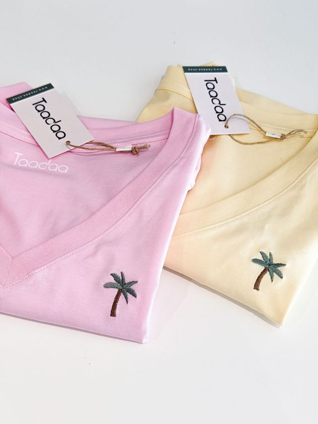 Bestickte T-Shirts mit Etikett, als Geschenk