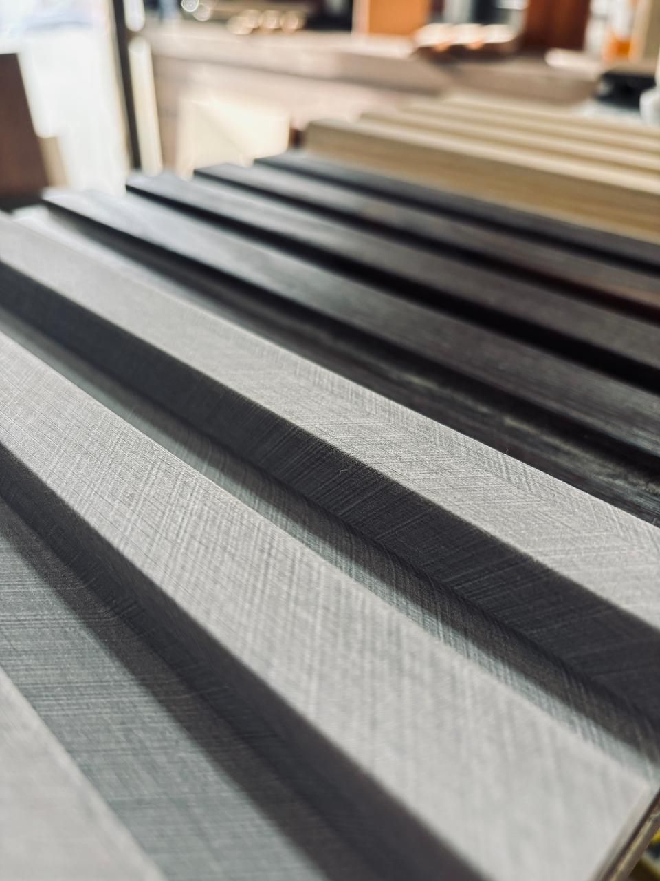 Abanico de muestras de colores sobre una mesa, con muestras blancas y neutras etiquetadas.