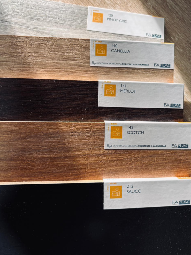 Cinco muestras de acabado de madera etiquetadas como pino, caramelo, piloto, escocés y coco.