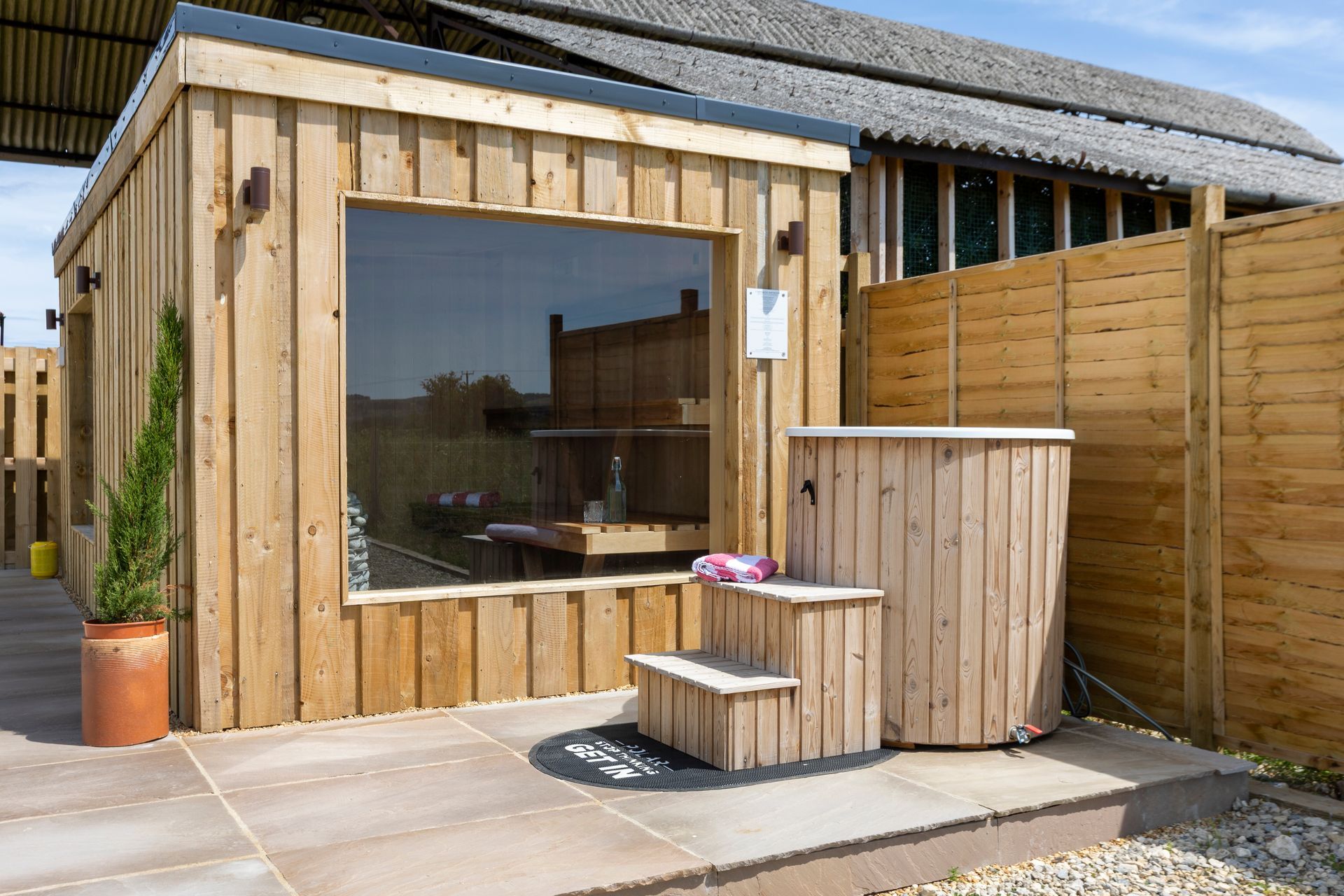 Dry sauna and cold plunge pool