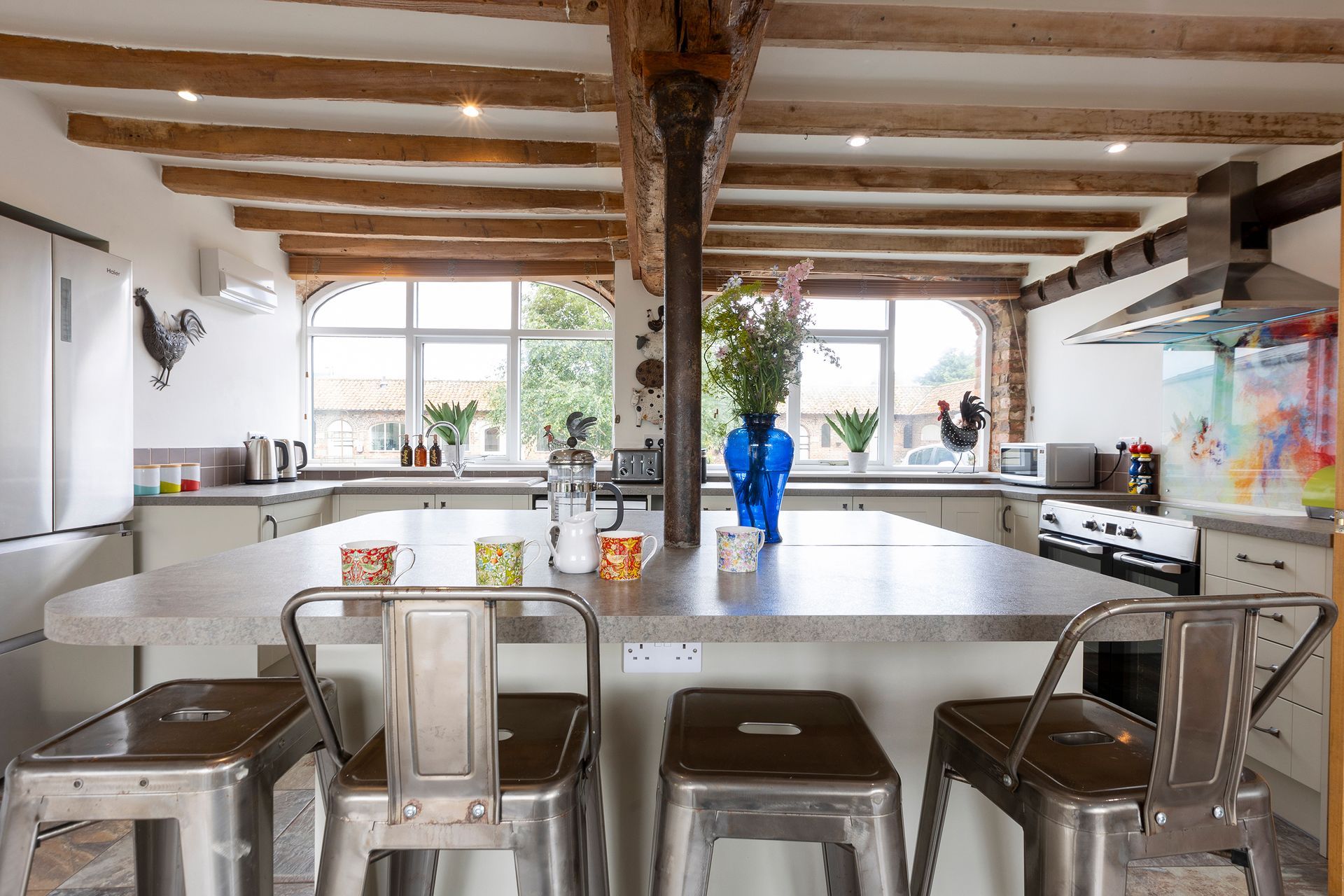 Kitchen with centre island