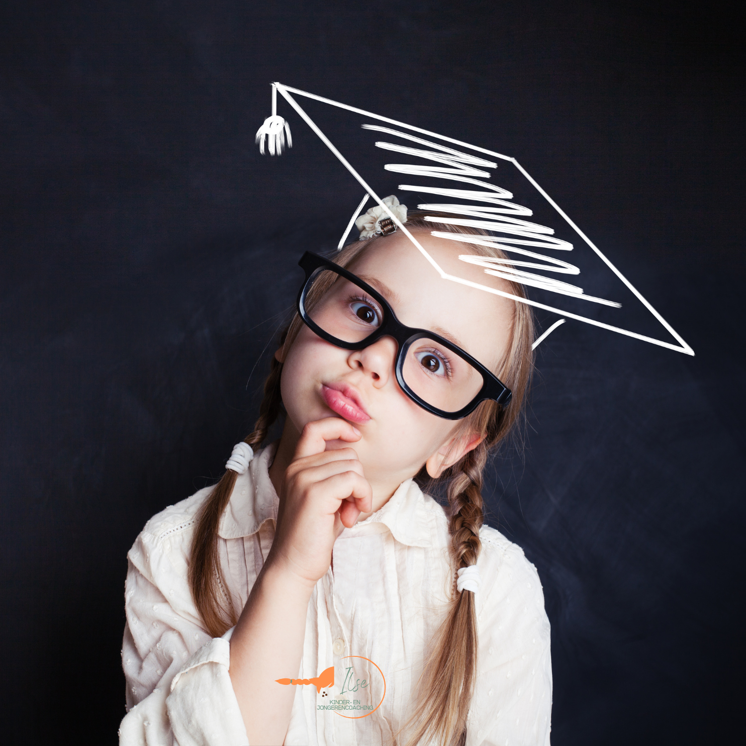 Meisje met getekende graduation cap