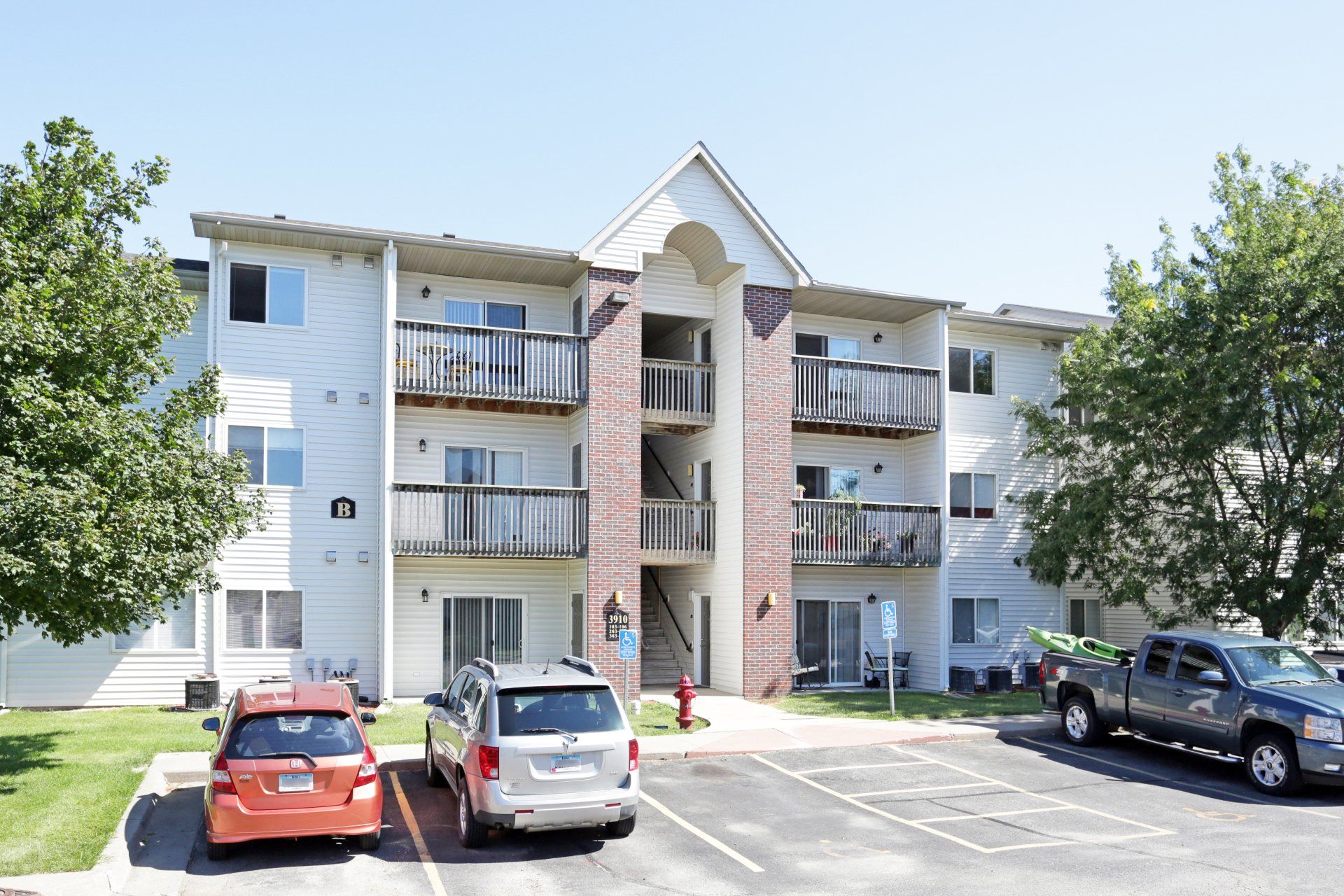 Exterior front view of Lynwood Apartment Homes