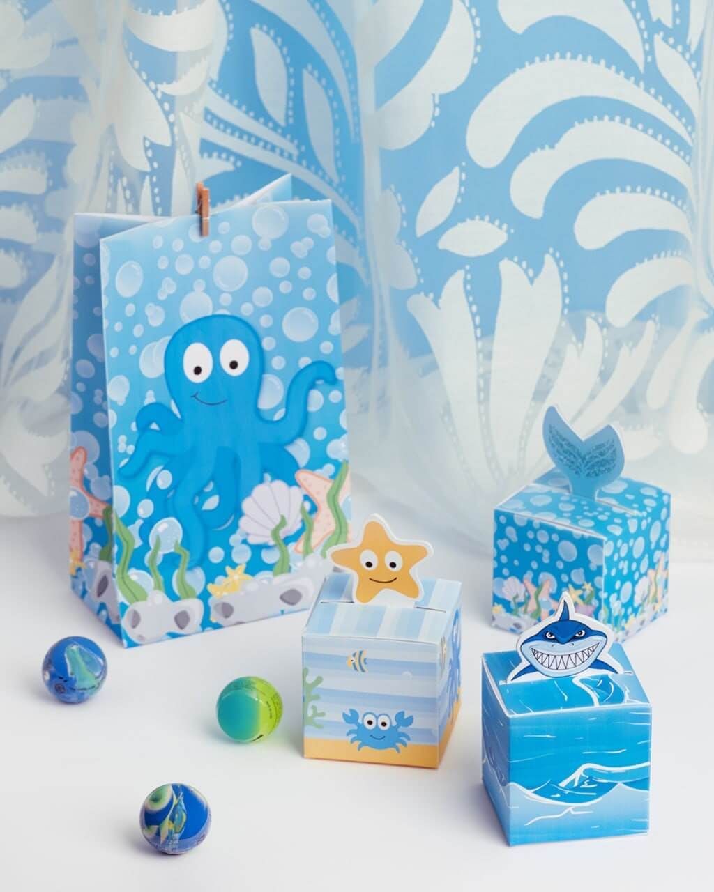 Una bolsa azul con un pulpo encima reposa sobre una mesa.