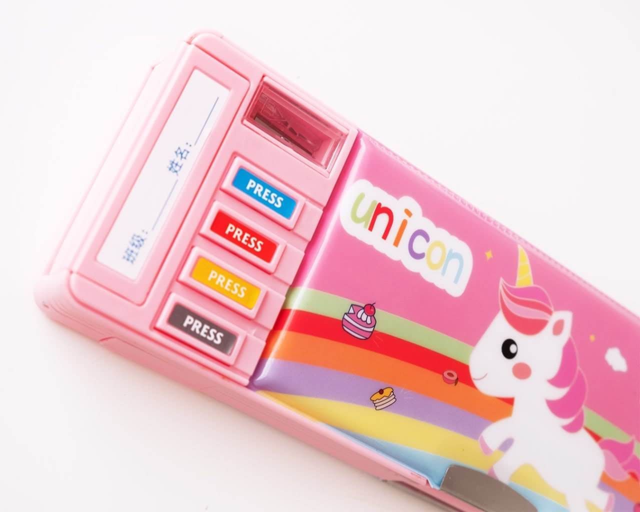 Un estuche de lápices rosa con un unicornio encima.