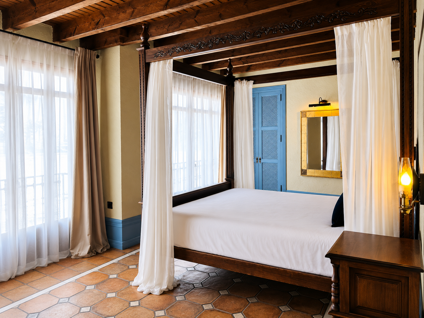 Vista general de la suite con una cama de matrimonio espectacular y todo lujo de detalles.