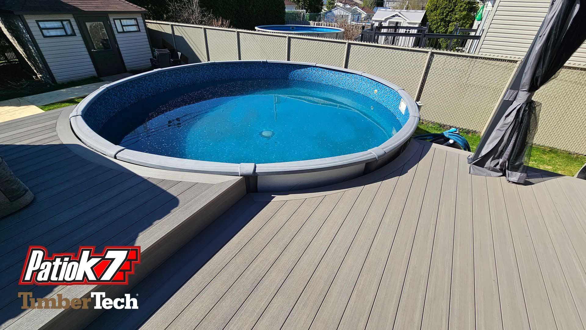 Terrasse arrière avec piscine hors sol ronde et eau bleue dans un jardin clôturé