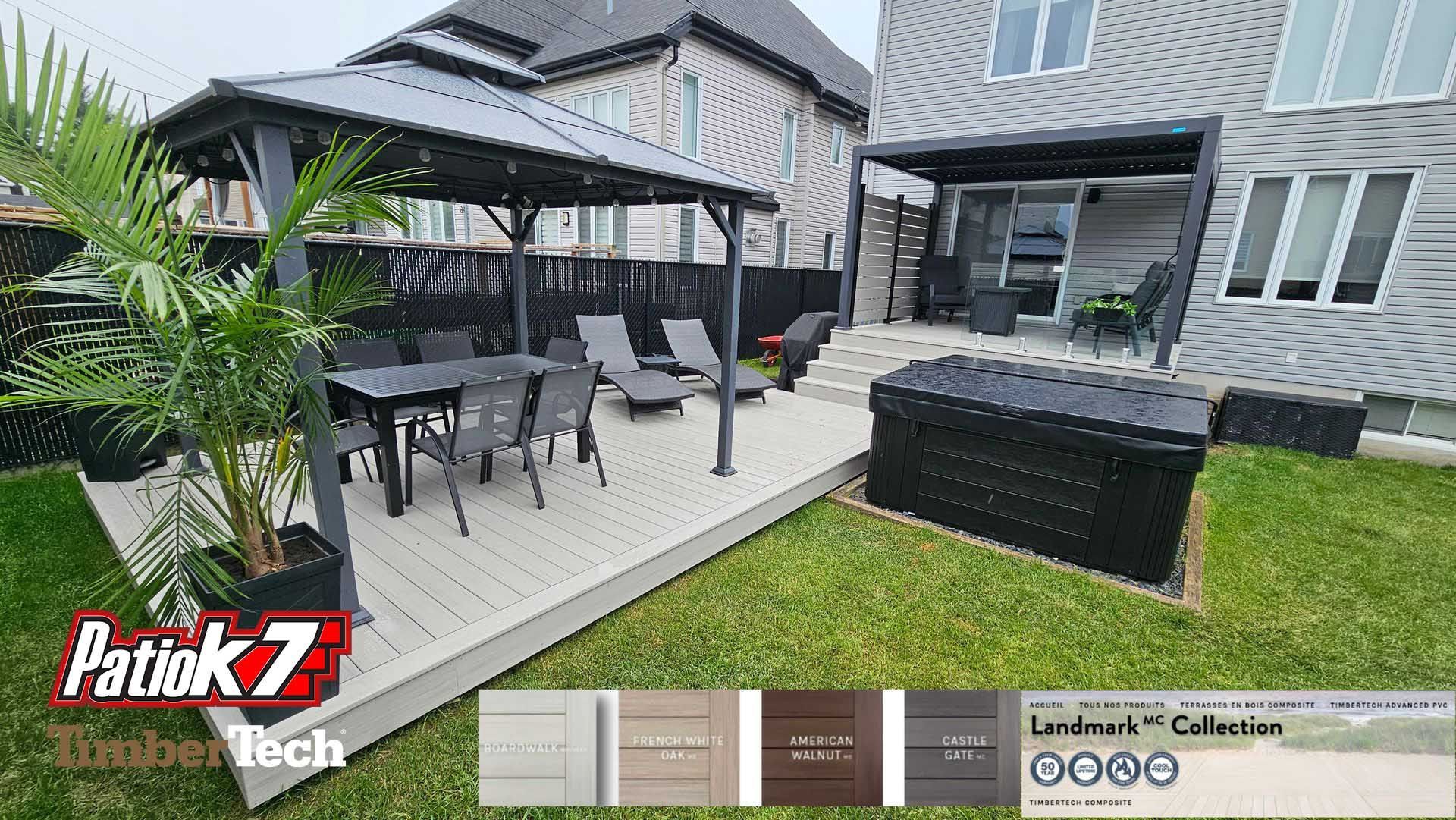Terrasse arrière avec ensemble de salle à manger d'extérieur, canapé en osier, barbecue et pelouse à côté d'une maison moderne
