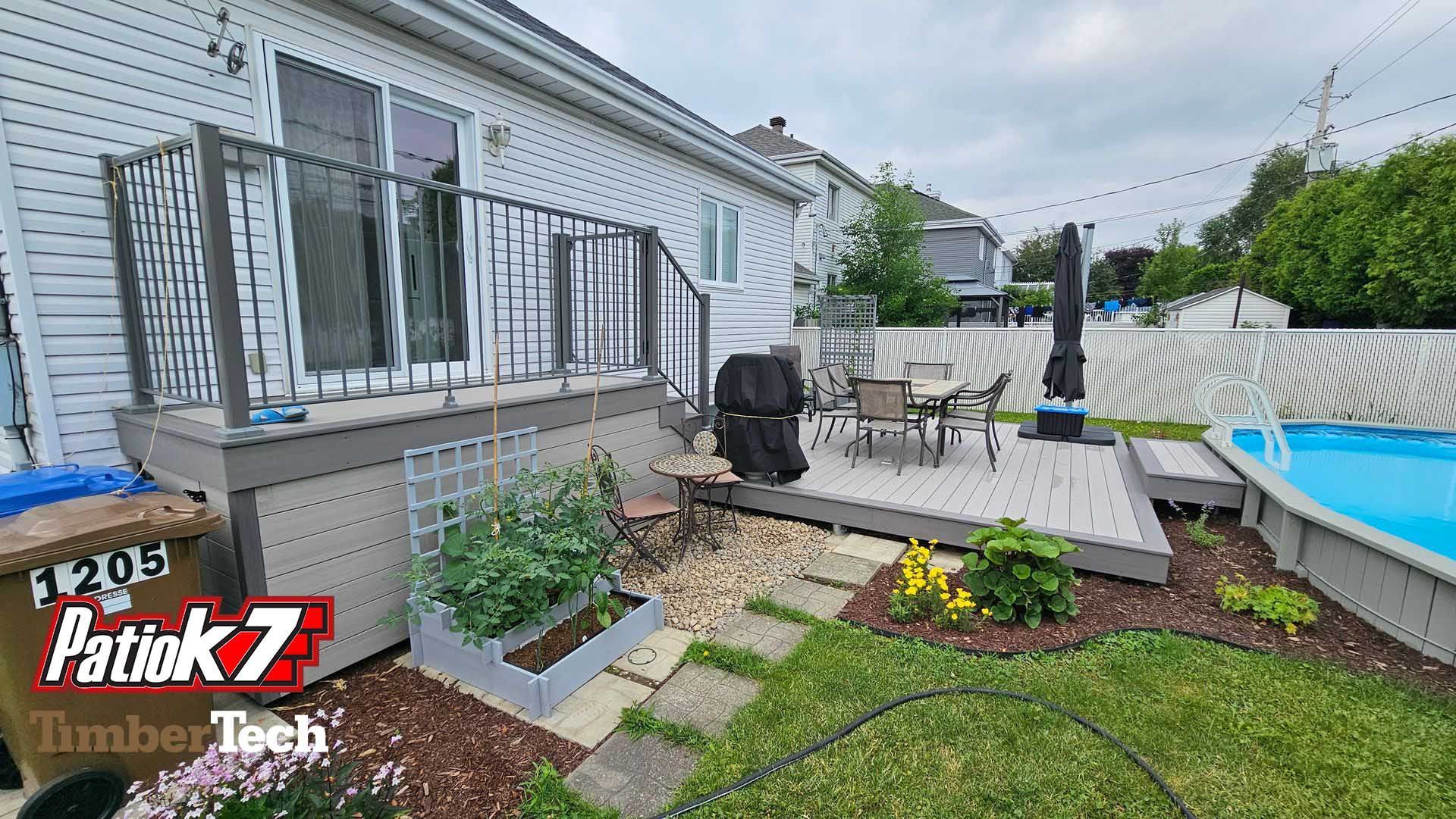 Terrasse arrière avec chaises longues, plantes en pot et barbecue à côté d'une piscine et de l'extérieur de la maison