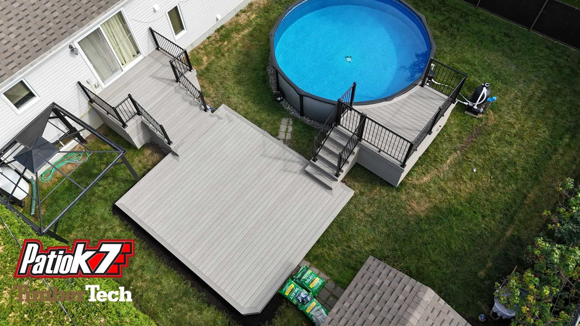 Terrasse arrière avec escalier, mobilier de jardin et piscine hors sol ronde à côté d'une pelouse.