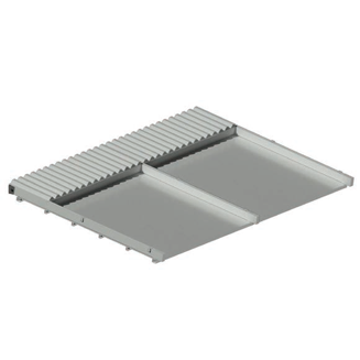 Pannello di ventilazione per tetto in lamiera ondulata grigia con due sezioni inclinate su sfondo bianco.