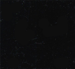 Sfondo astratto scuro, quasi nero, con deboli macchie e sottili graffi, simile alla texture di una notte stellata.
