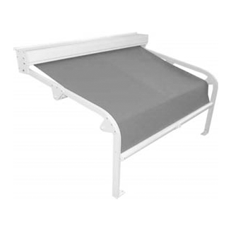 Tenda da sole retrattile o parasole grigia con struttura bianca su sfondo neutro