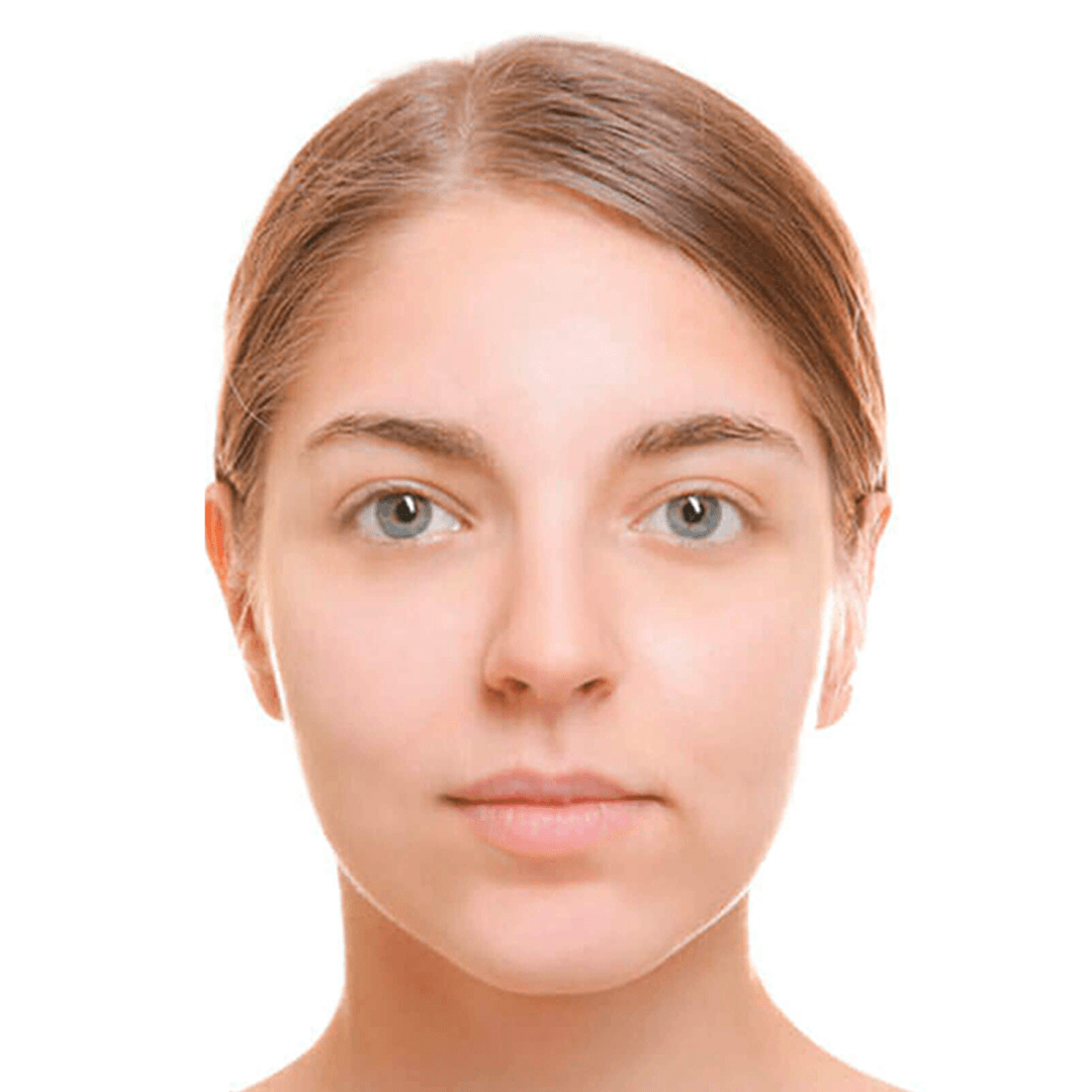 Un primer plano del rostro de una mujer con un fondo blanco.
