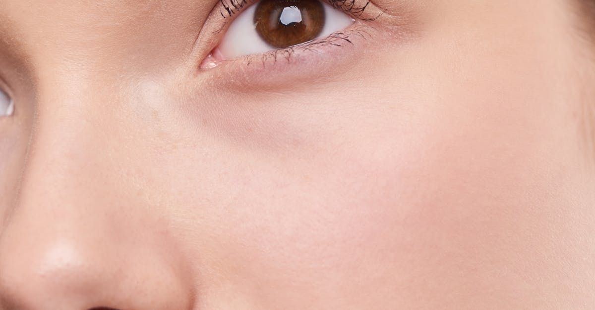 Un primer plano del ojo y la nariz de una mujer.