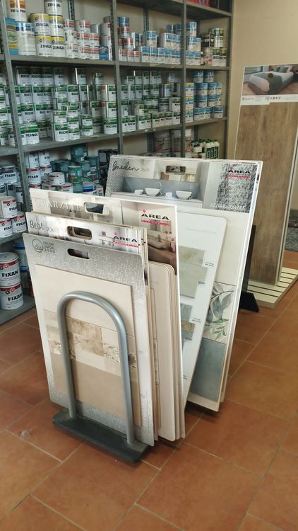 esposizione di piastrelle e vernici a Firenze