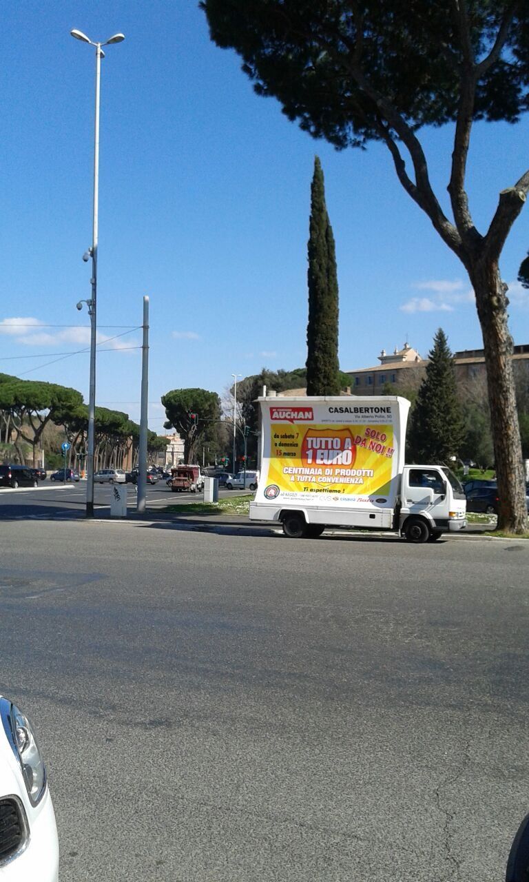 camion vela per pubblicità itinerante