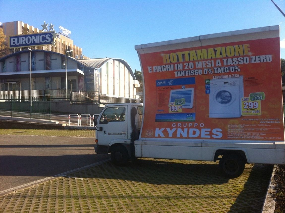 campagna pubblicitaria tramite camion vela