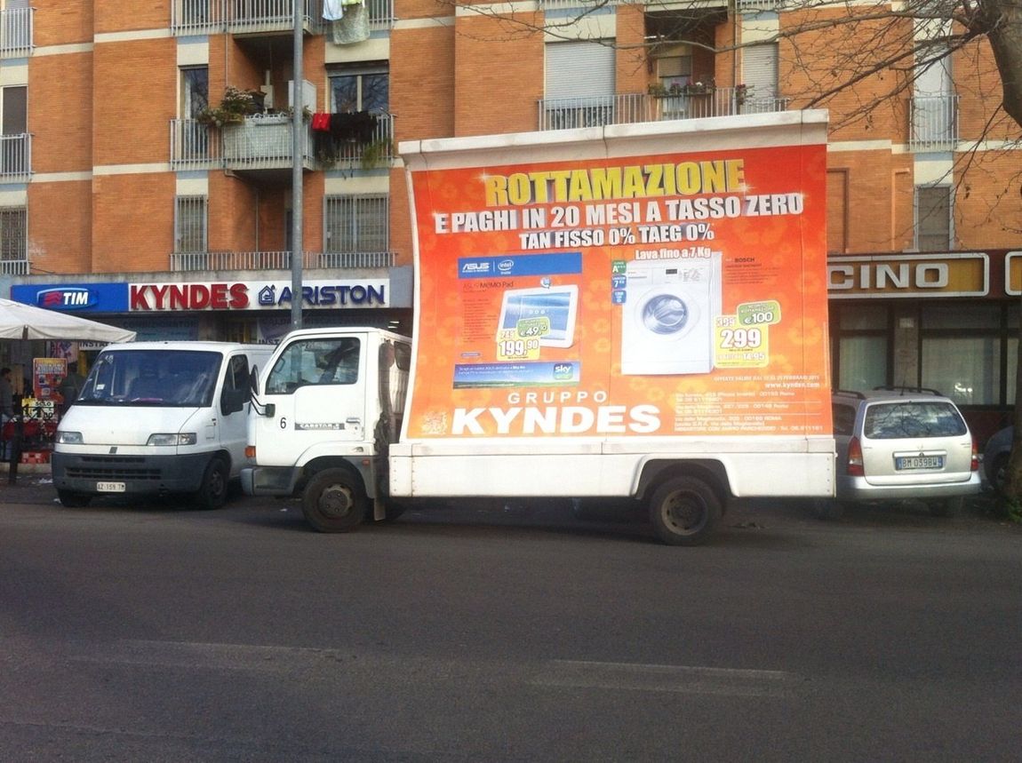 campagna pubblicitaria con camion vela