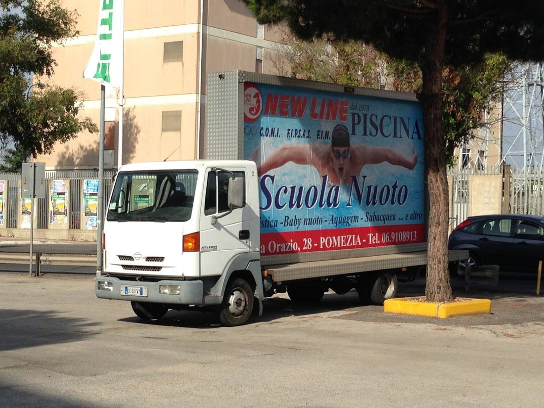 campagna pubblicitaria con camion vela