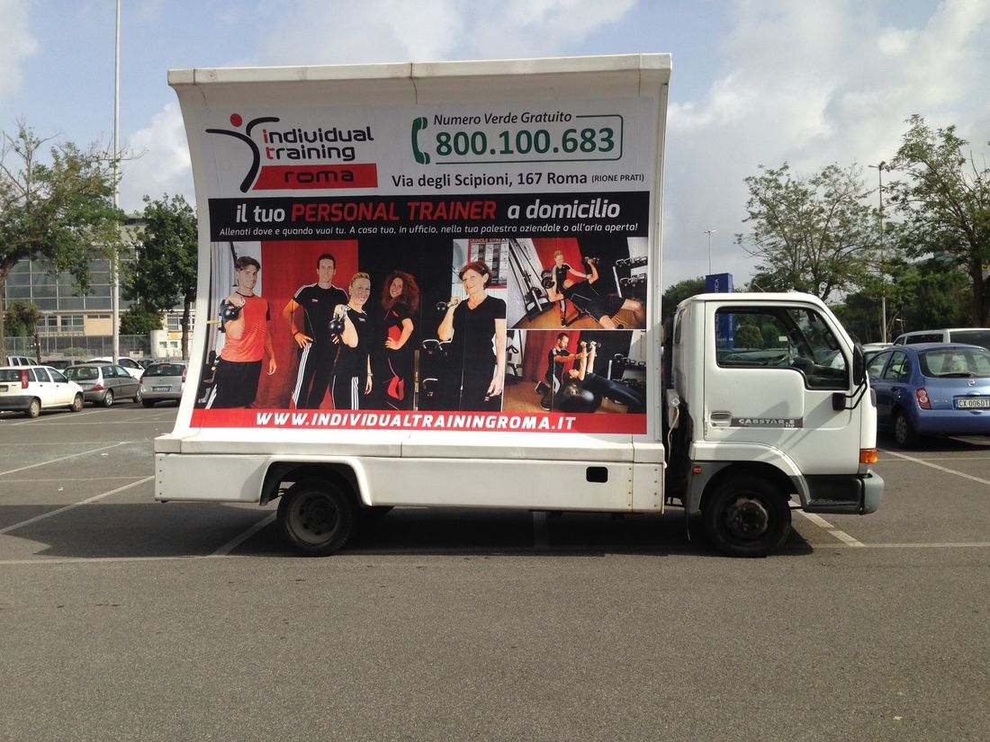 manifesto pubblicitario su camion vela