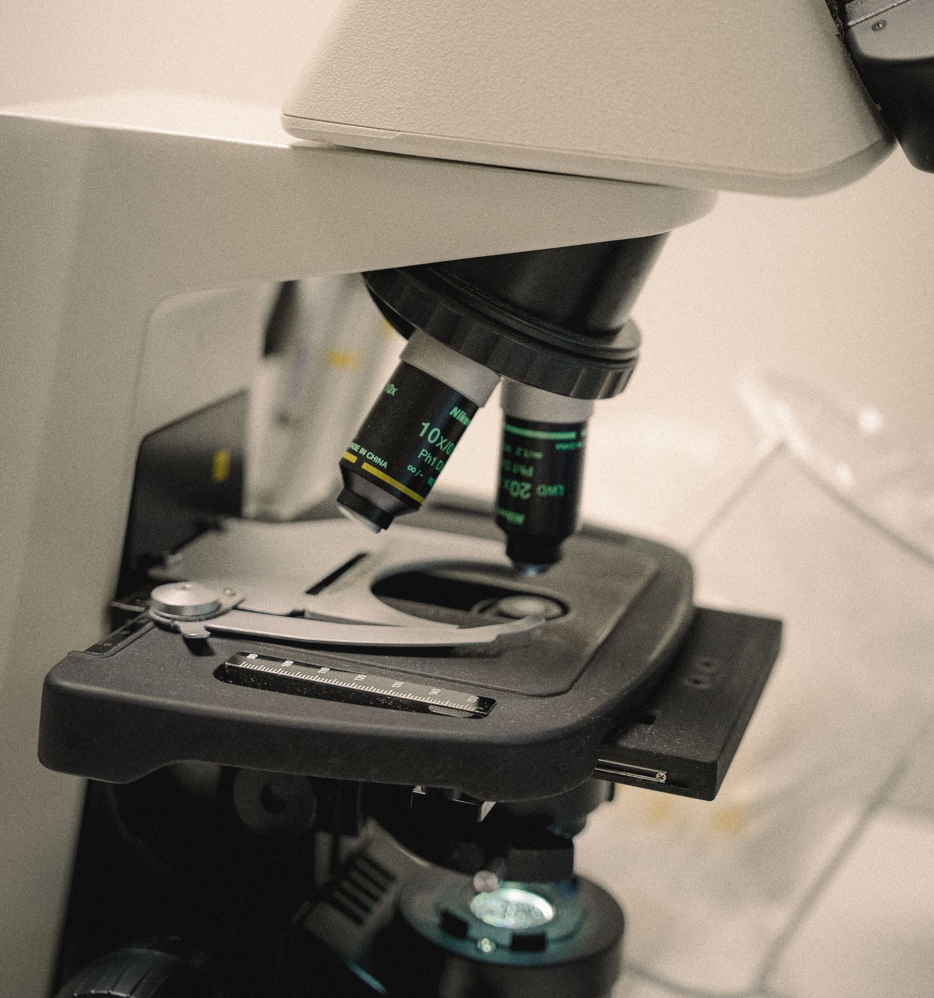 A close up of a microscope with two lenses on it