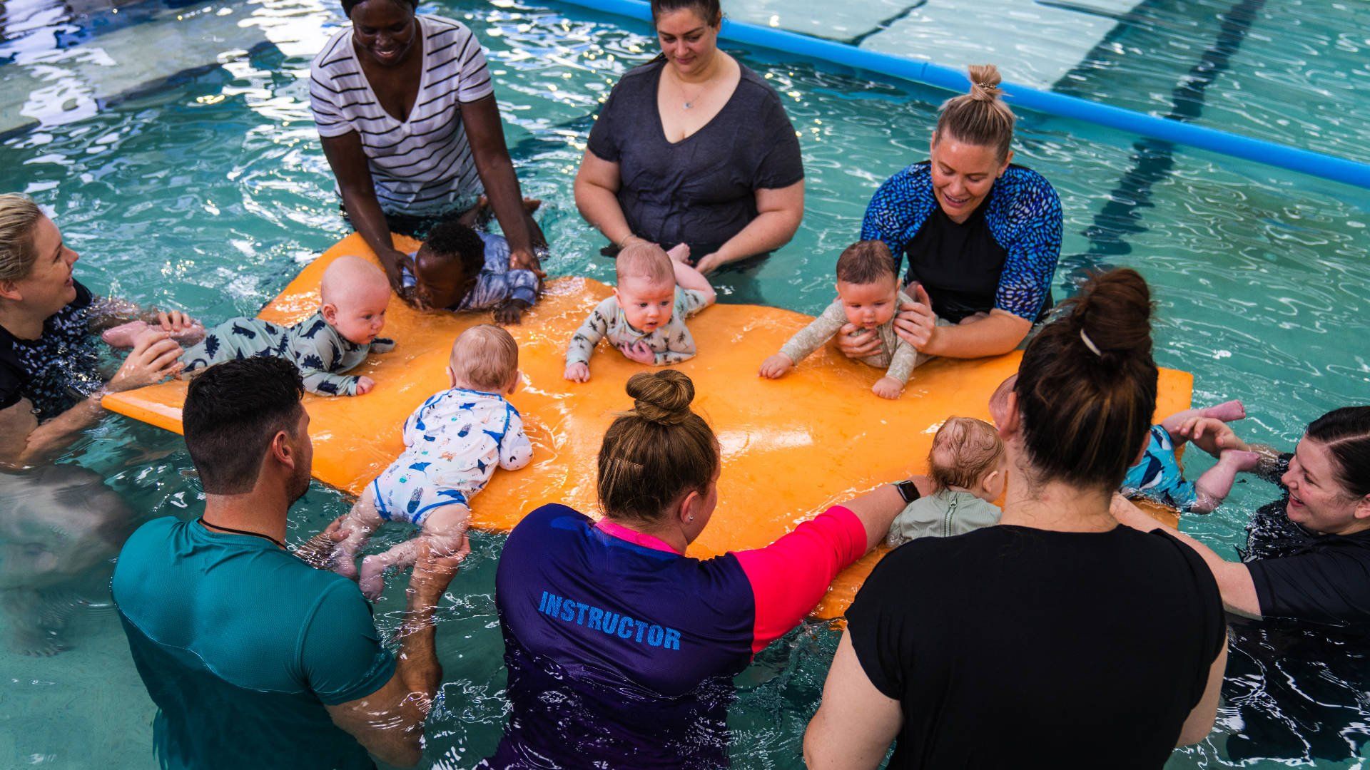 Swimming lessons with mothers in a group