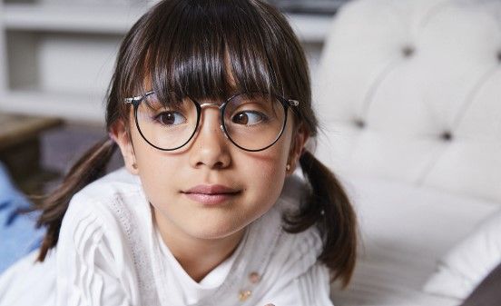bambina con occhiali da vista