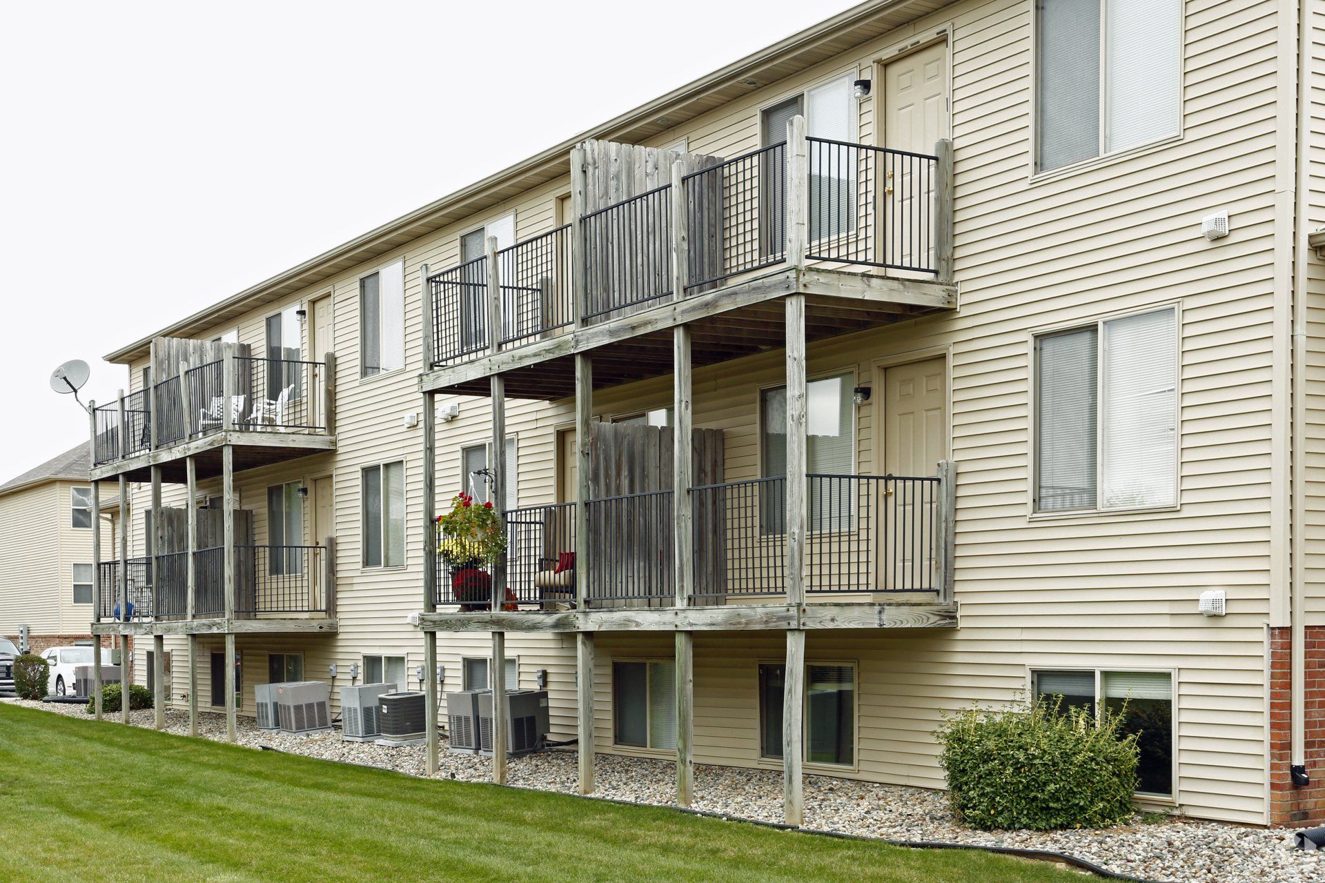 Lakeland Villa Apts exterior