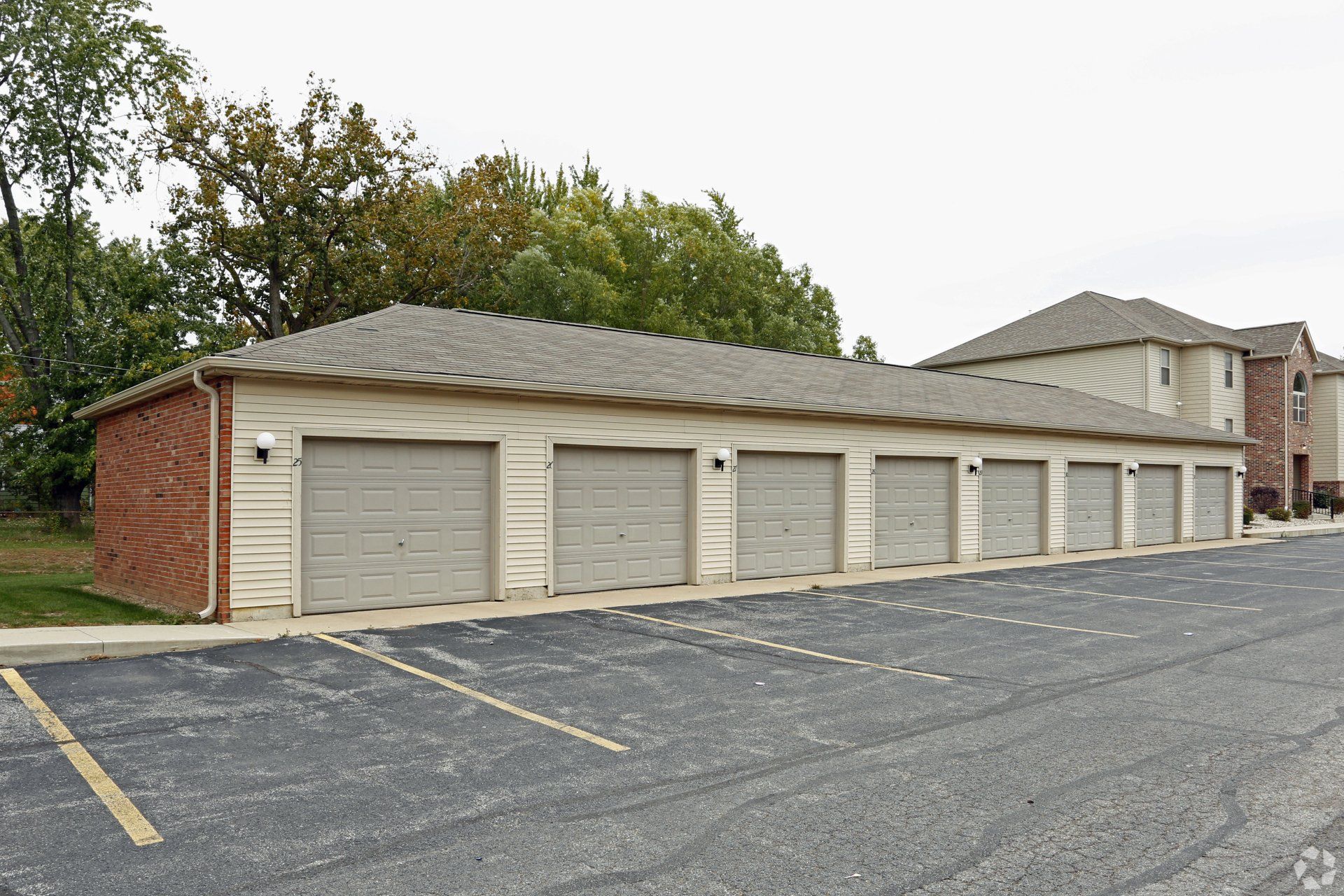 Lakeland Villa Apts exterior