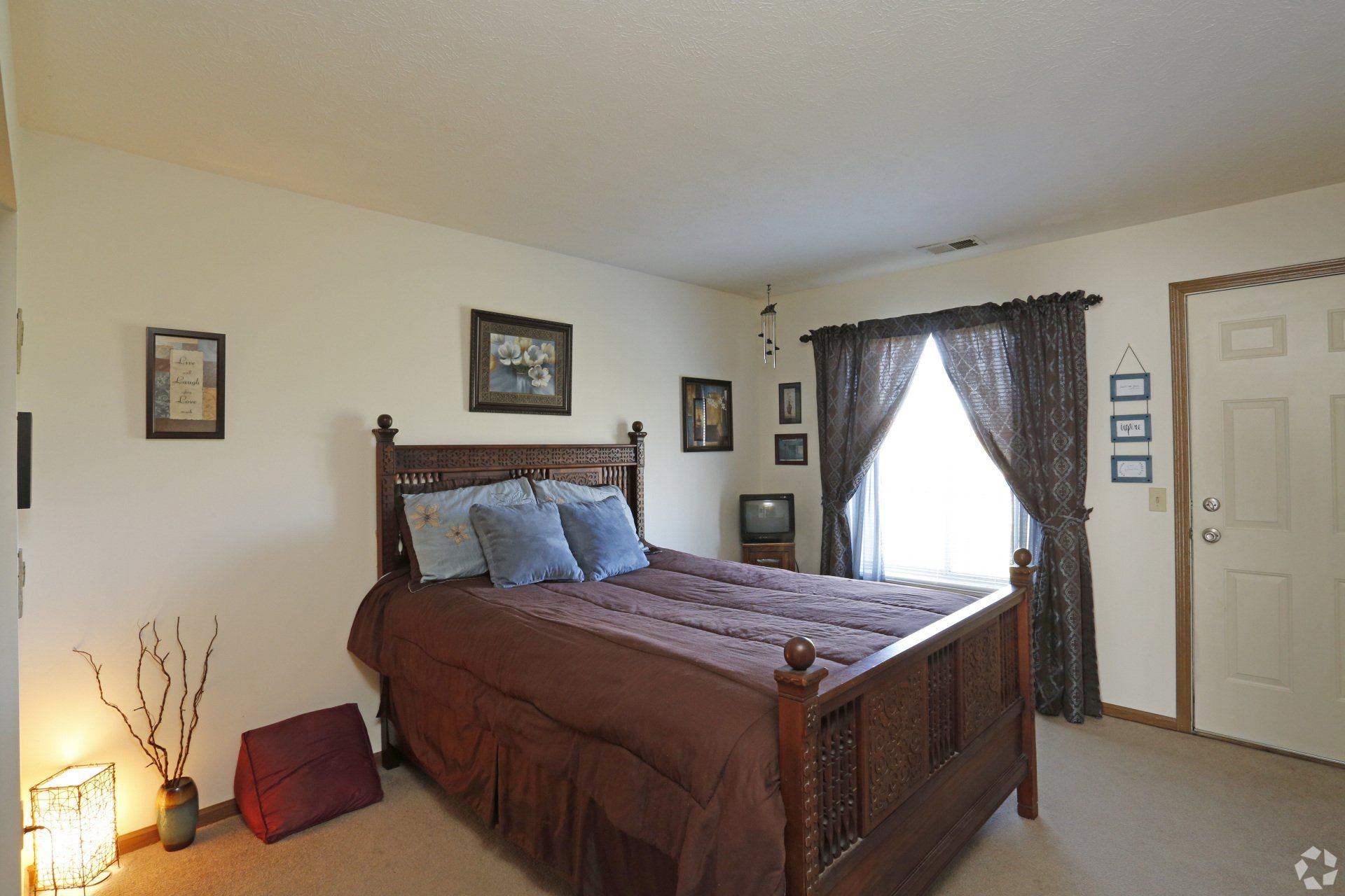 Lakeview Apts interior