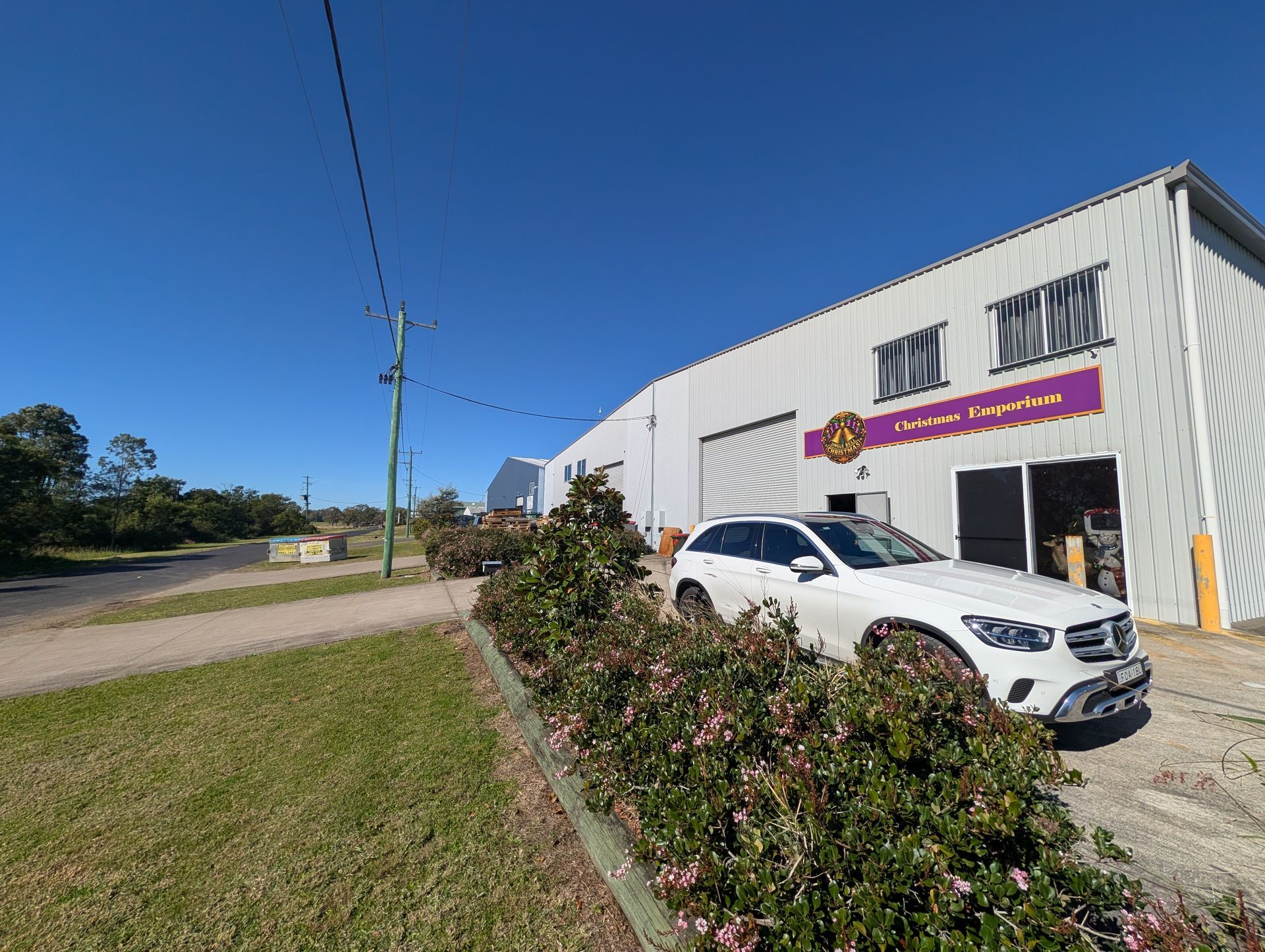 White Suv Parked Beside a Beige Industrial Building — Jingle Bell Christmas In Casino, NSW