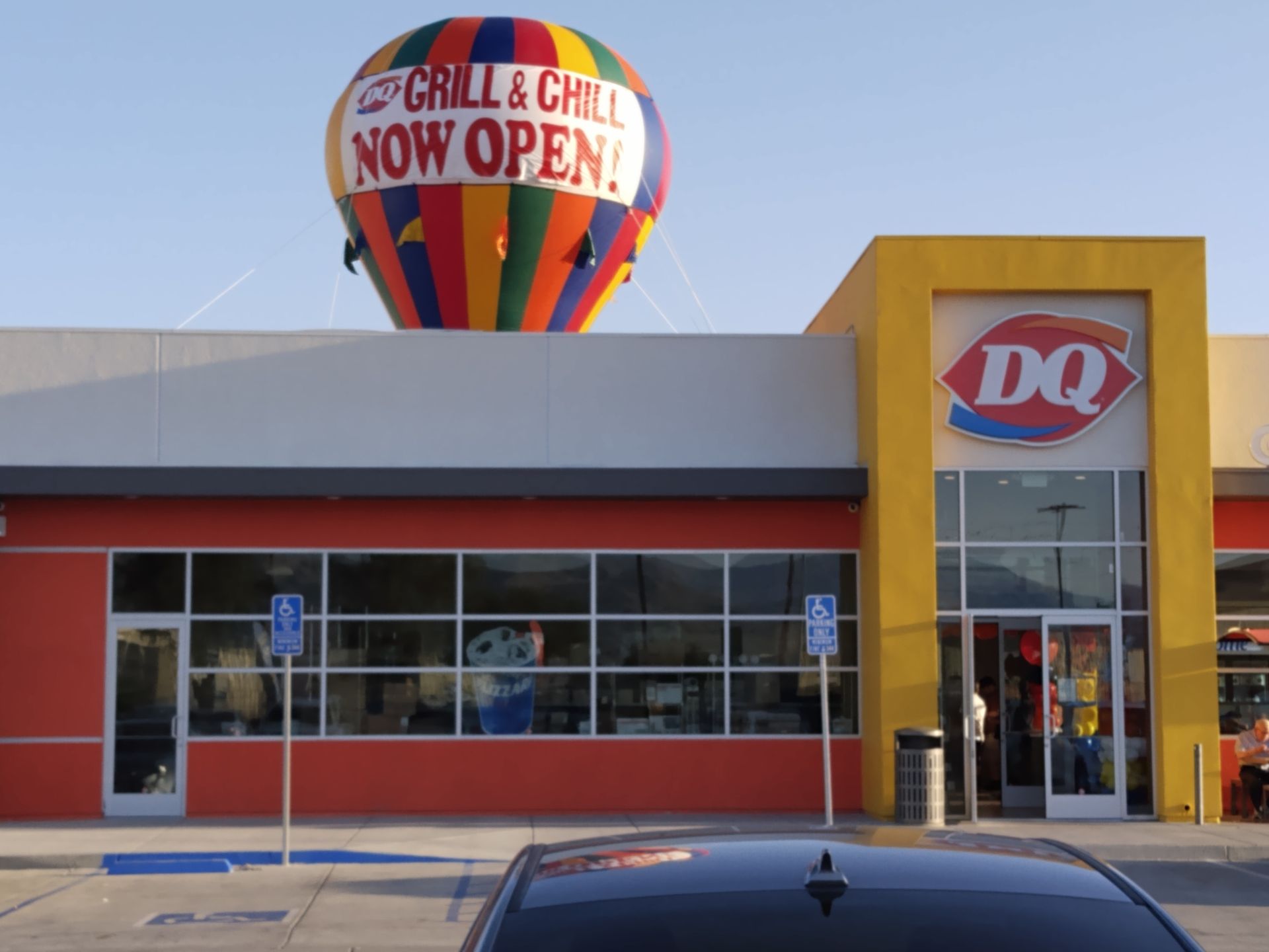A hot air balloon says grill & chill now open