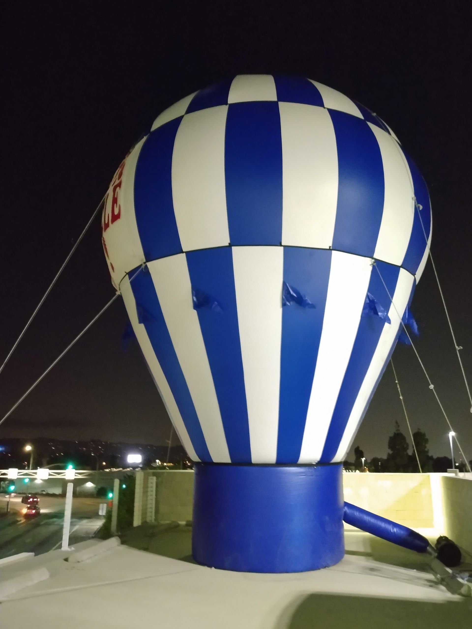 A blue and white hot air balloon with the letter l on it