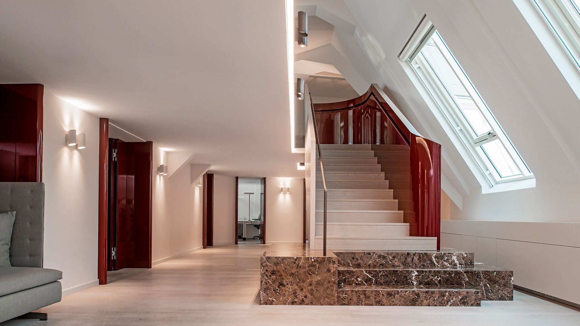 In der mitte des raumes ist eine treppe.