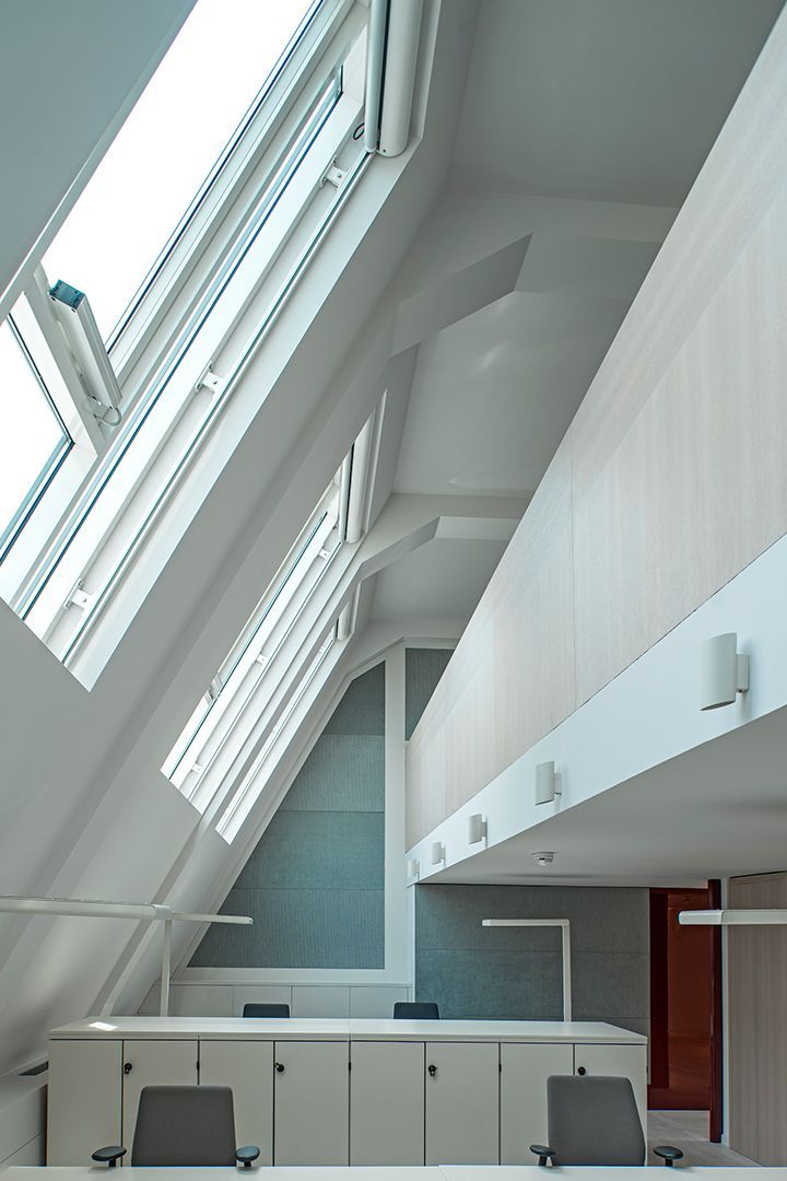 Ein Raum mit vielen Fenstern an der Decke