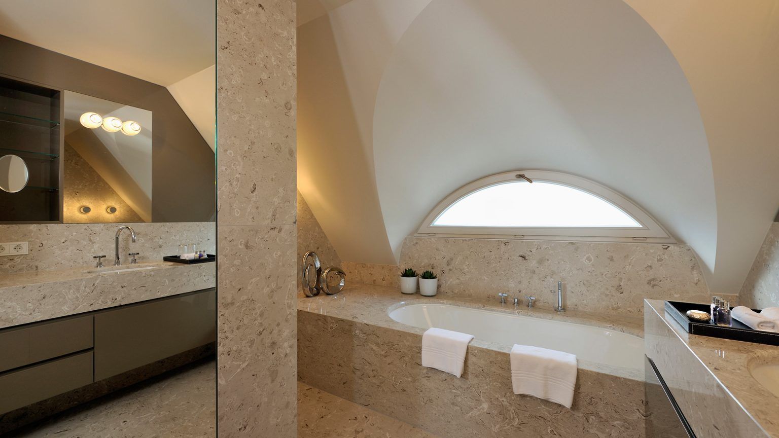 Ein Badezimmer mit Badewanne, Waschbecken und Spiegel.